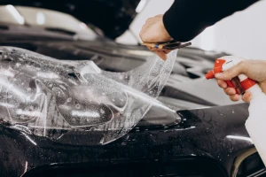 male-worker-wrapping-car-with-ptotective-foil