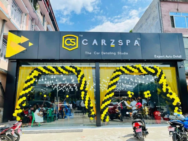 a car detailing studio decorated with black and yellow balloons on its inauguration